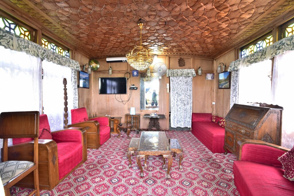 Luxury Houseboats In Srinagar